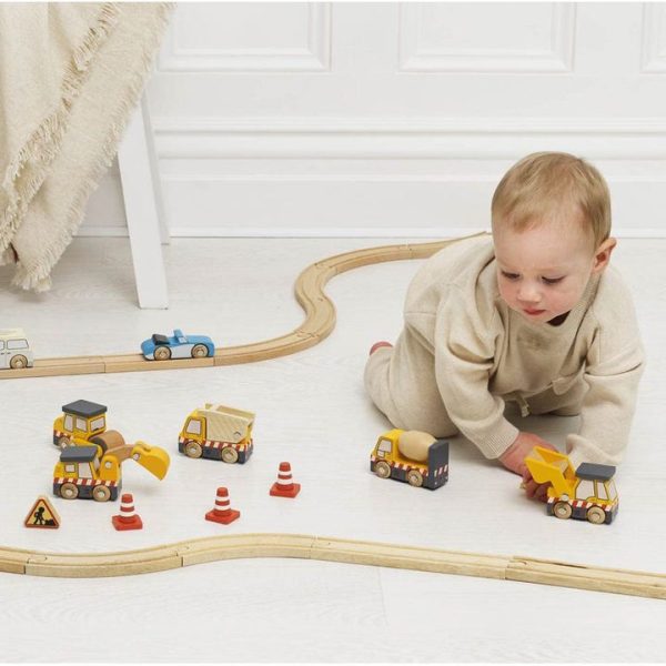le-toy-van-preschool-7-piece-wood-construction-toy-cars-trucks-diggers-set-32562637766743_720x